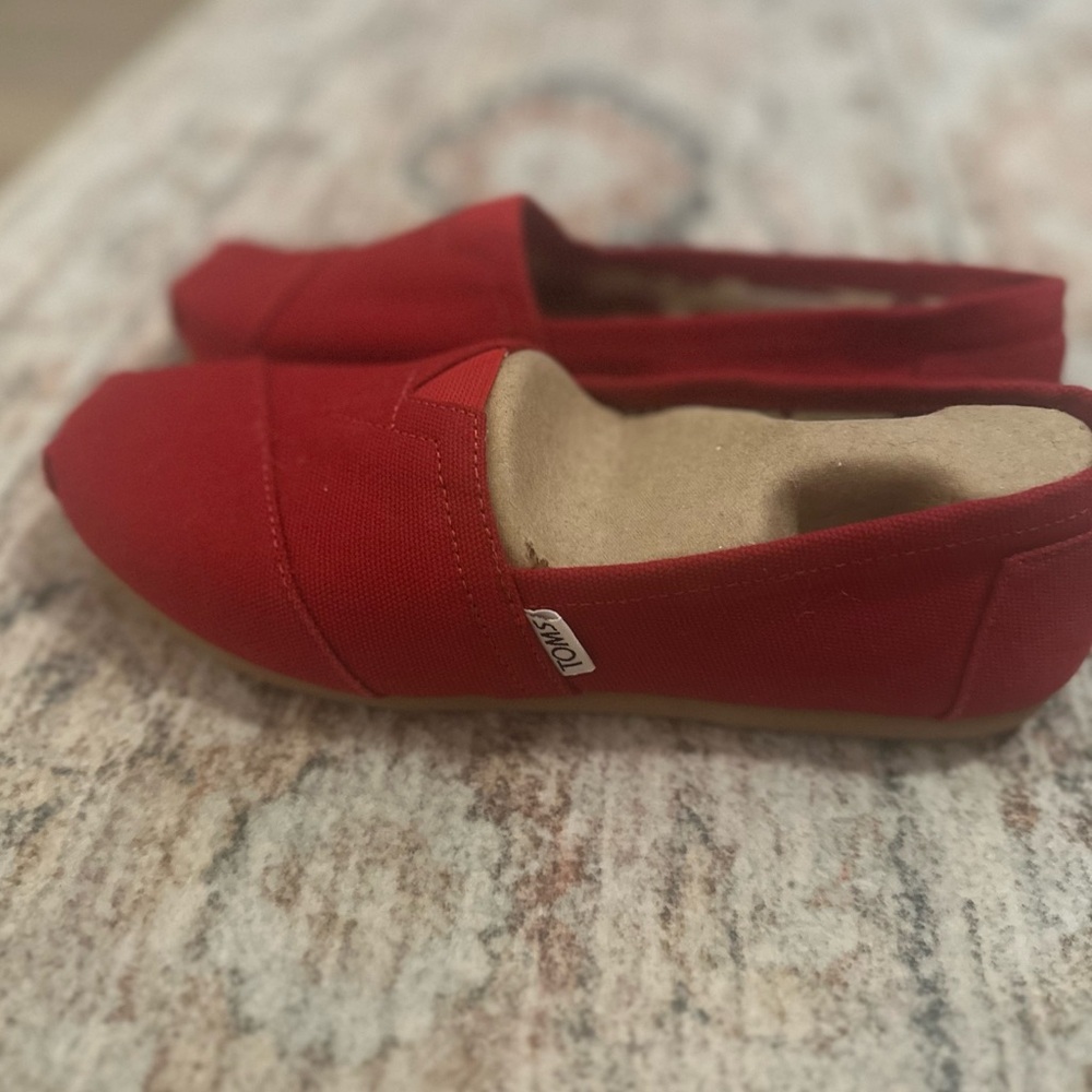 Tom’s Women’s Classic Canvas Slip On Size 6 Red